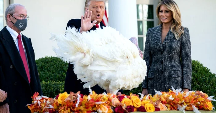 Donald Trump participând alături de soţia sa Melania la ultima ceremonie de graţiere de curcani din actualul său mandat FOTO EPA-EFE