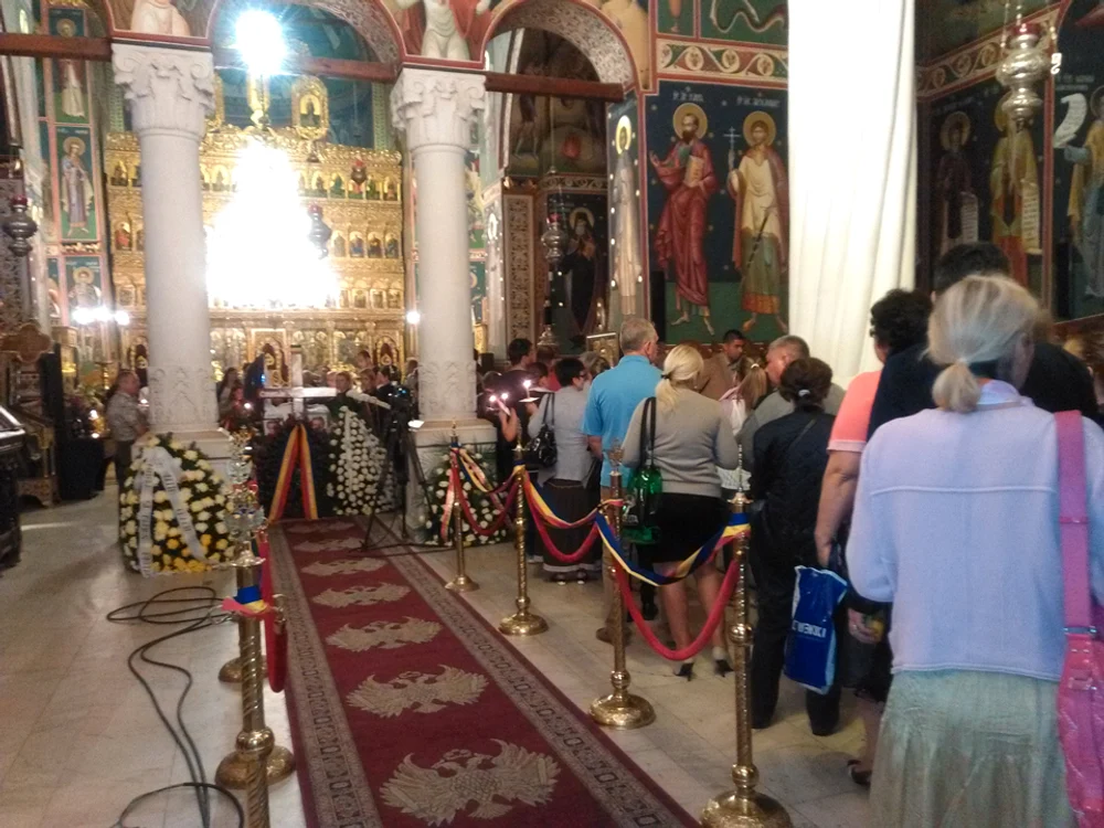 
    Oamenii au făcut o coadă imensă, pentru a ajunge în dreptul sicriului cu trupul neînsuflețit al lui Corneliu Vadim Tudorfoto: Click!  