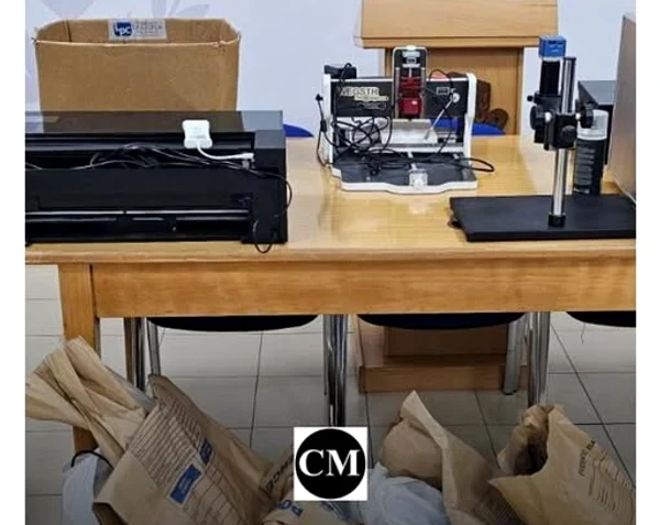 „Fabrica” de carduri găsită în locuința românului. FOTO Cyprus Mail