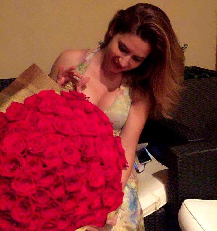 Amalia a primit un superb buchet de trandafiri de la o persoană căreia nu i-a dezvăluit identitatea