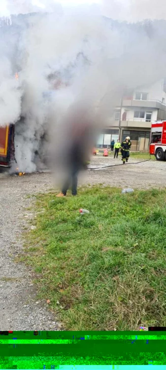 TIR în flăcări pe DN 7 - Valea Oltului în Racoviţa - judeţul Vâlcea Foto Adevărul