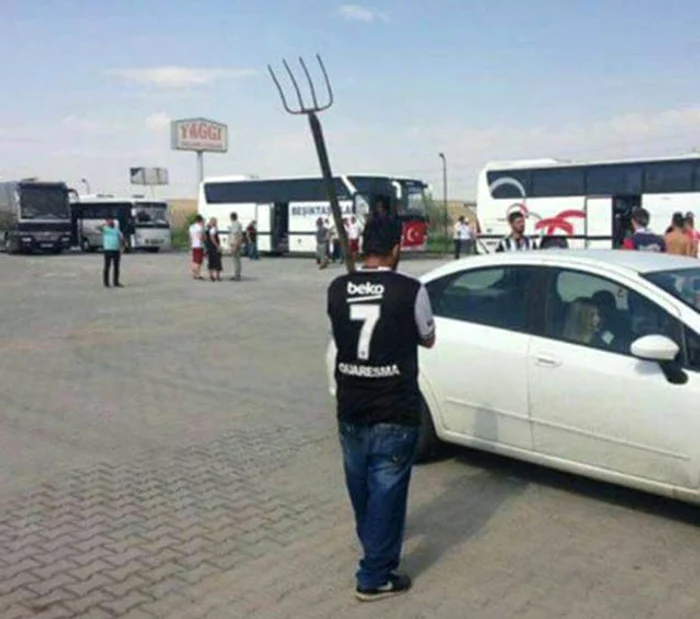 Fiecare a pus mâna pe ce a apucat pentru a-i lovi pe suporterii echipei adverse