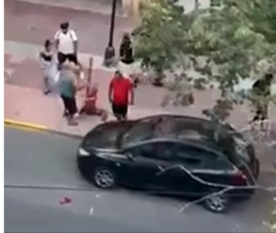 Zeci de români s-au bătut pe un bulevard din Spania. Foto: Captură video X 