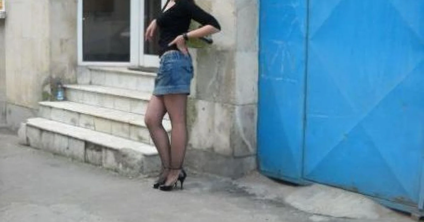 Femeia se afla împreună cu un bărbat în vârstă de 30 ani