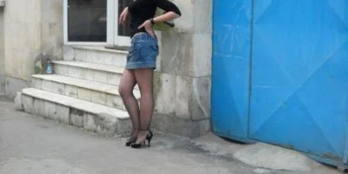 Femeia se afla împreună cu un bărbat în vârstă de 30 ani