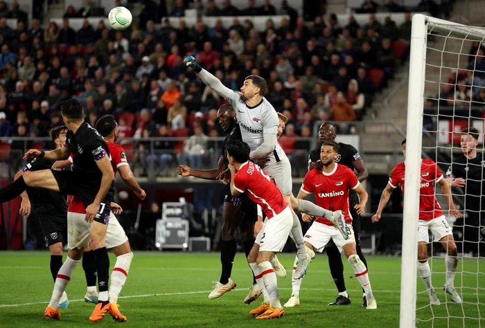 WestHam (în echipament negru) se luptă pentru trofeul Conference League (FOTO: Getty Images)