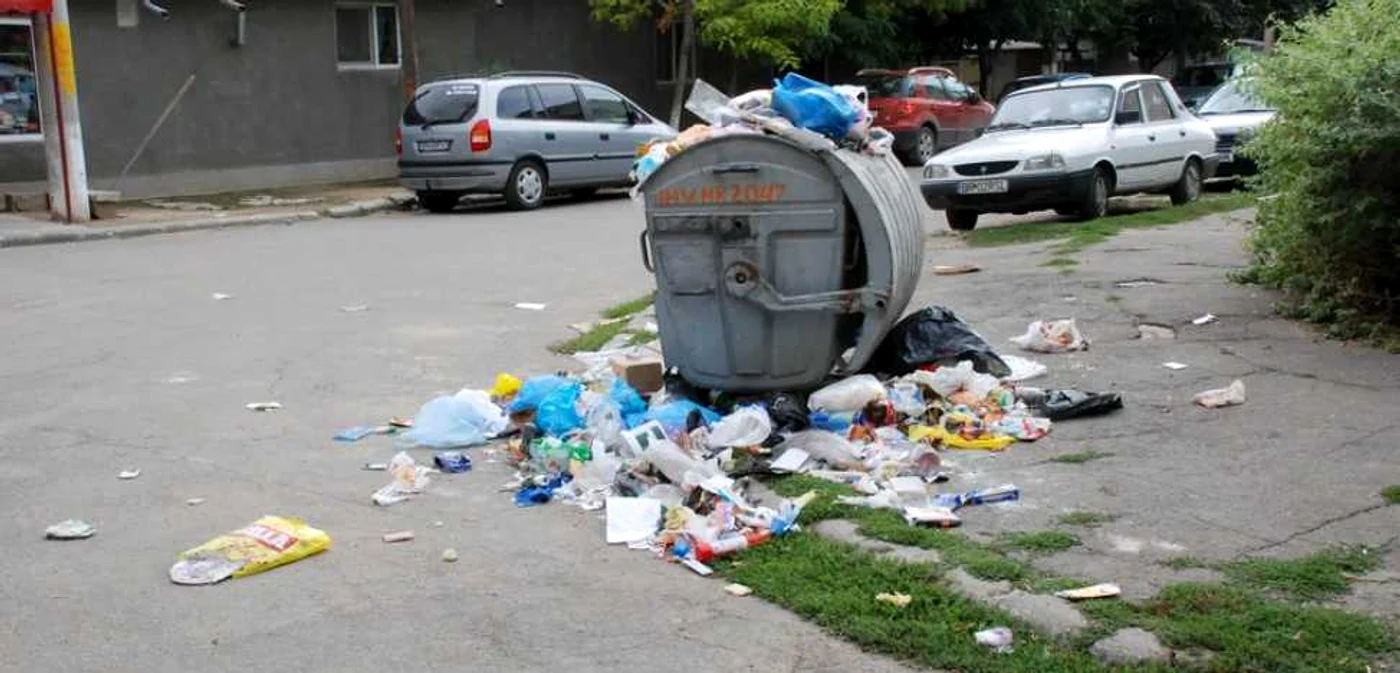 Neachitarea taxei de salubritate provoacă blocaje în activitatea de colectare a deşeurilor  FOTO F.C.