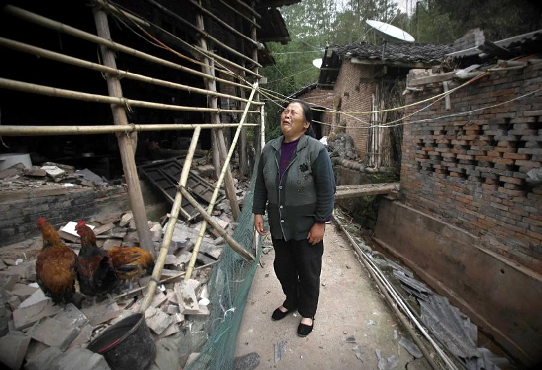Lacrimi şi disperare după cutremurul devastator din Sichuan, China. (Foto: Reuters)