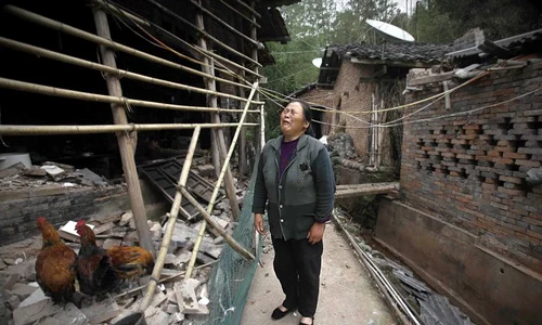 Lacrimi şi disperare după cutremurul devastator din Sichuan, China  (Foto: Reuters) jpeg