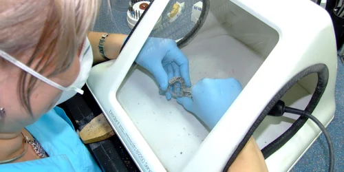 Târgovişte: Criza financiară atinge şi tehnicienii dentari