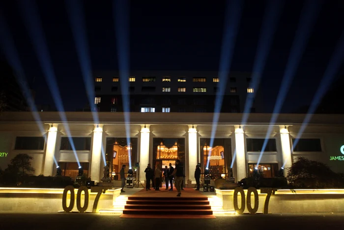 Covorul roşu şi iniţialele lui James Bond nu au lipsit