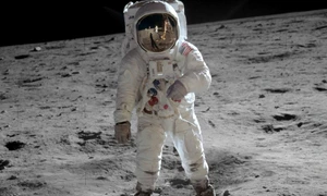 Calendar 21 iulie: 1969   Neil Armstrong și Edwin „Buzz” Aldrin au devenit primii oameni care au pășit pe Lună jpeg