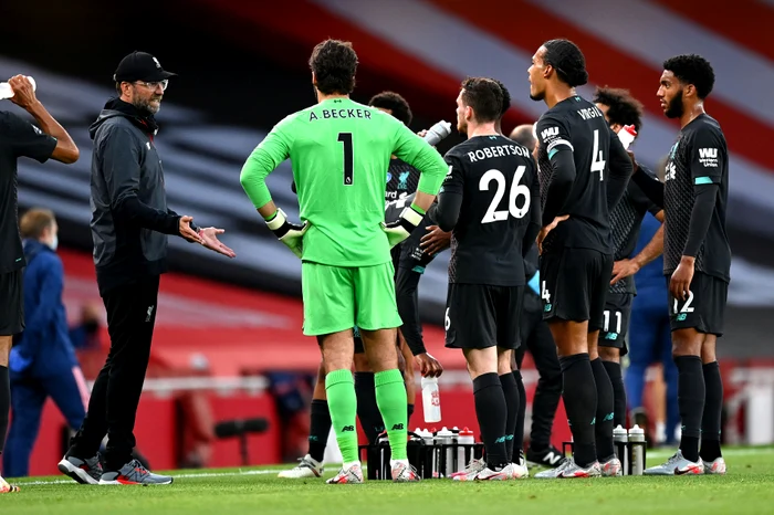 Într-o pauză de hidratare, Jurgen Klopp le-a cerut jucătorilor de la Liverpool să se trezeascăFoto: Guliver / GettyImages