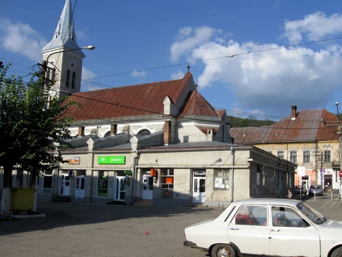 Biserica reformată este înconjurată de magazine