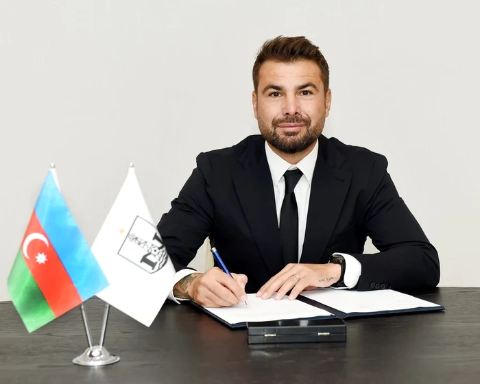 Adrian Mutu, la semnarea contractului cu Neftchi Baku. FOTO: Facebook