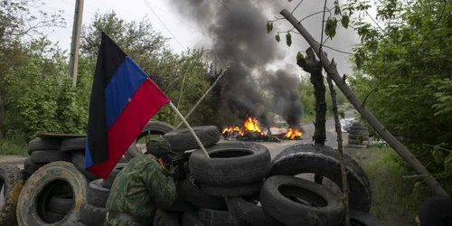 Ucraina - Separatist prorus la un punct de control de lângă Slaviansk FOTO Reuters 