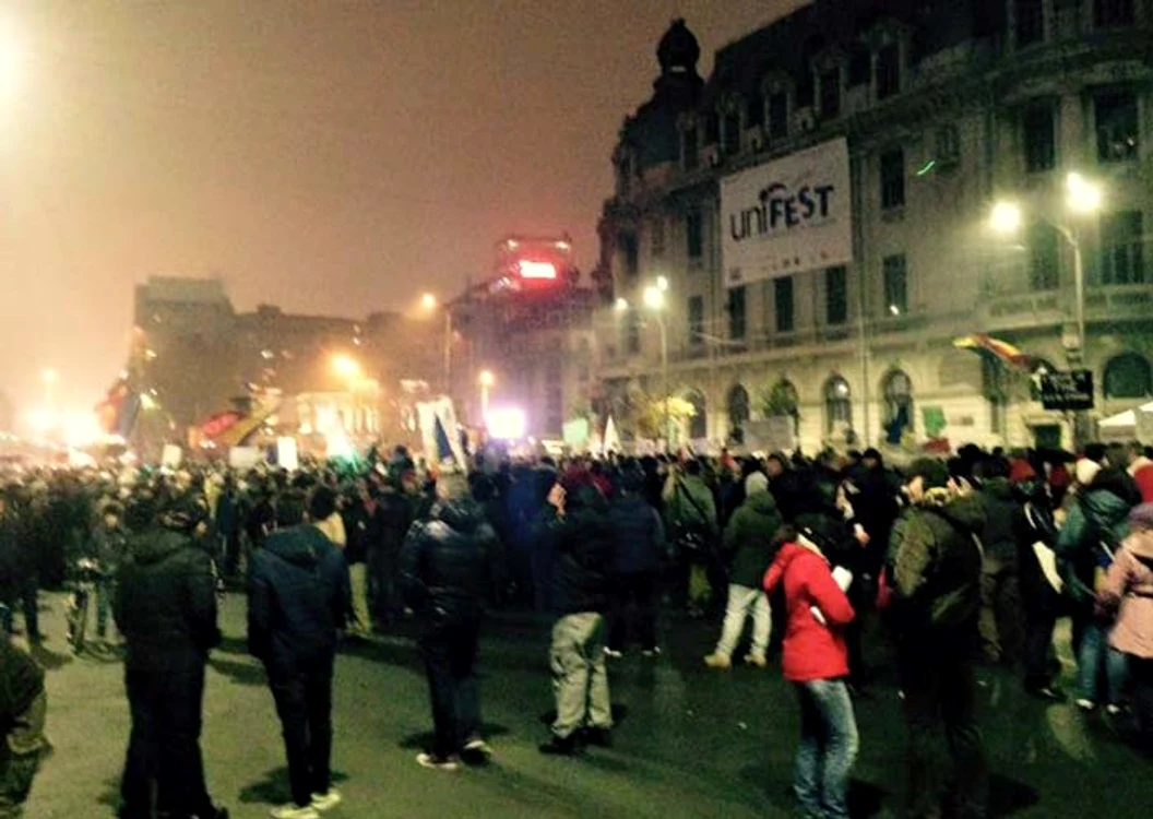 
    Românii au ieşit din nou în stradă. E a cincea zi de proteste Foto: Click!  