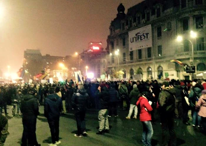 
    Românii au ieşit din nou în stradă. E a cincea zi de proteste Foto: Click!  