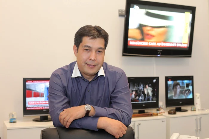 Fatih Salis a vrut mai întâi să cunoască ţara şi oamenii obişnuiţi,
pentru a şti ce să ofere publicului: ştiri „din viaţă“ şi emisiuni modene „curate“ FOTO Kanal D
