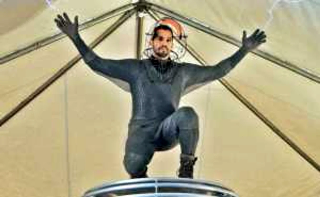 David Blaine sfidează din nou moartea, de data aceasta înconjurat de trăsnete electice