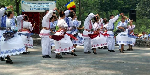Hora Belinţului. FOTO