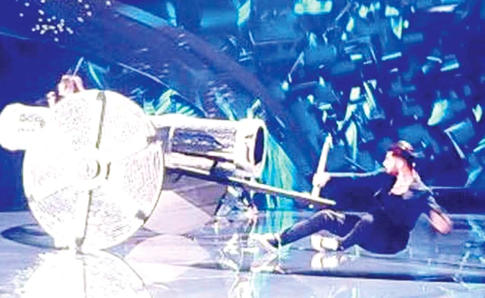 În cădere, Alex s-a accidentat la mâini