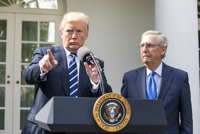 D. Trump împreună cu M. McConnell, liderul Senatului/ Foto: EPA