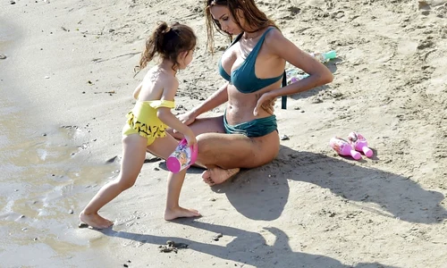10 madalina ghenea si fiica charlotte la plaja 1 jpg jpeg