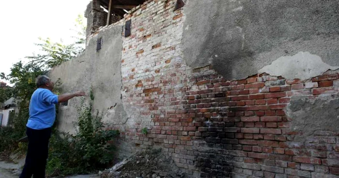Acoperişul şi peretele dinspre vecini este foarte şubred, Foto:Bogdan Dimofte