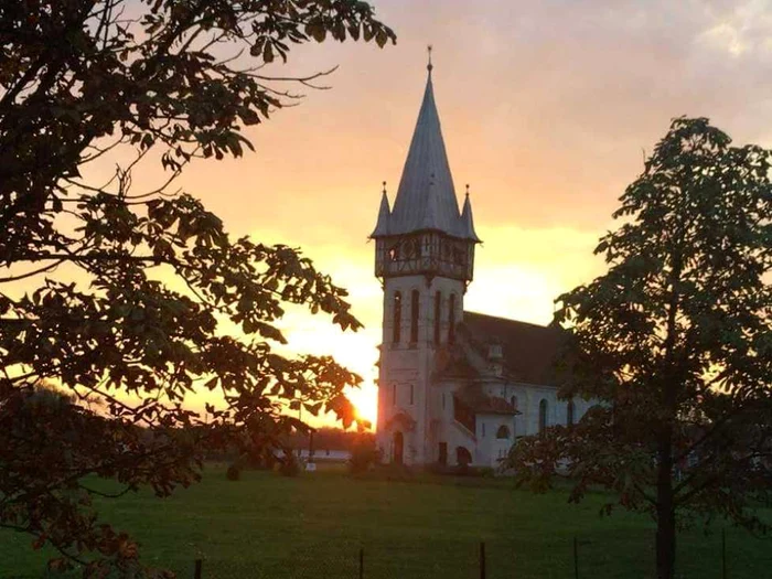 Biserica reformată de la Dumbrava (judeţul Timiş) a rămas fără turn FOTO Facebook/Czapp Istvan