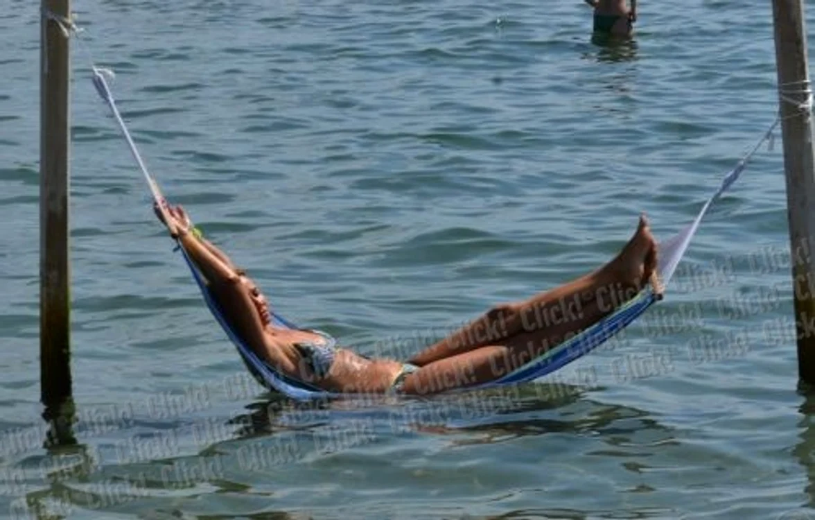 Ultima fiţă la mare! Hamacul în apă! (FOTO Alex Muscaliu)