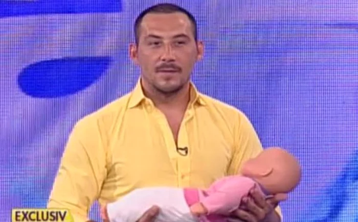 
    Ştefan Stan a ştiut ce trebuie să-i facă unui bebeluş pentru a-l linişti  foto: captură Antena Stars  