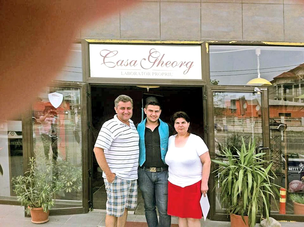 Restaurantul este  o afacere de familie.  Îl ajută soţia şi fiul