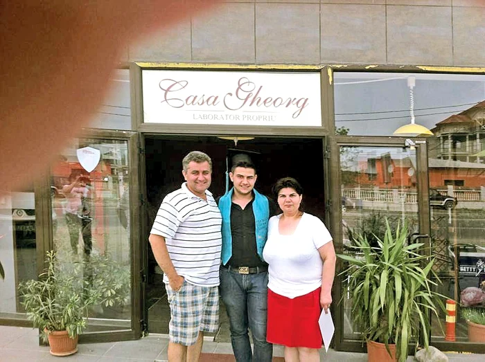 Restaurantul este  o afacere de familie.  Îl ajută soţia şi fiul