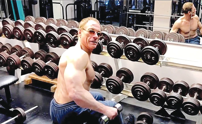 
    A devenit celebru datorită șpagatului pe scaune  