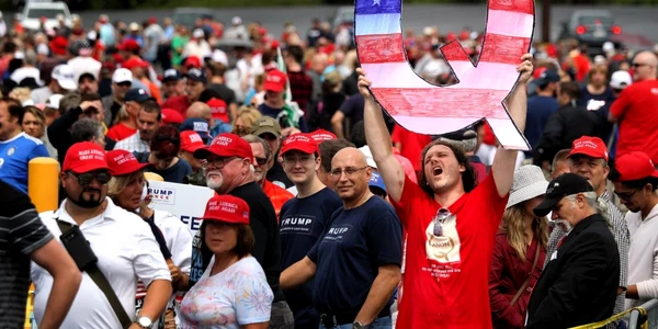 Un susţinător al lui Trump cu simbolul QAnon în vremuri mai bune / August 2018 / FOTO Getty Images