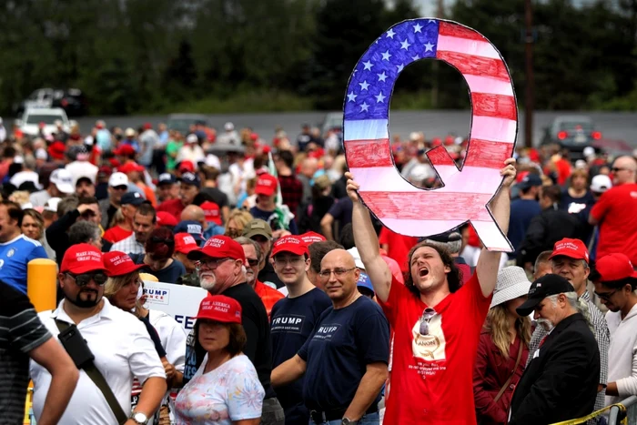 Un susţinător al lui Trump cu simbolul QAnon în vremuri mai bune, înainte de evenimentele care au născut reţeaua Sabmyk / august 2018 / FOTO Getty Images