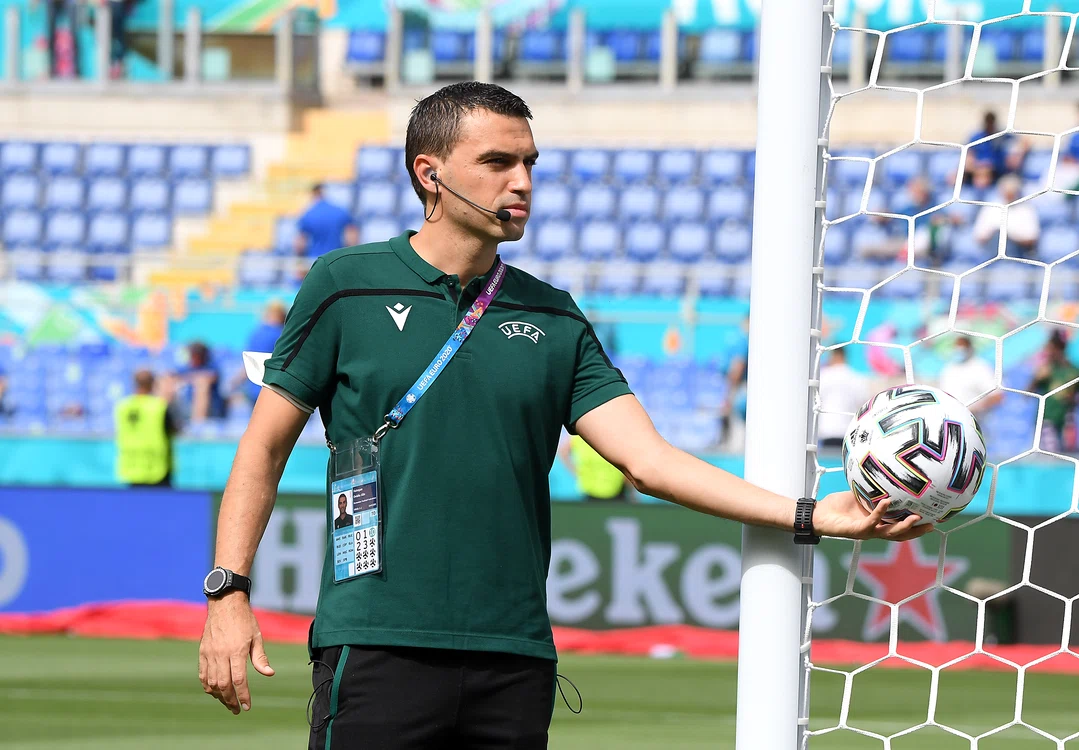 
    Ovidiu Haţegan verifică dacă funcționează tehnologia „goal line”Foto: EPA-EFE  