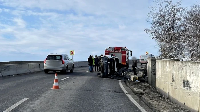 Un autovehicul  s-a răsturnat pe carosabil FOTO: martor