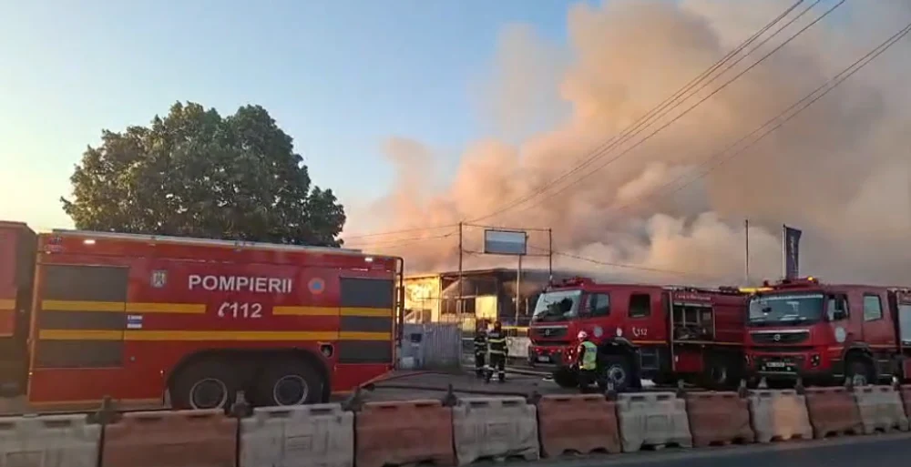 Incendiu la un depozit de cauciucuri din Bragadiru. A fost emis mesaj RO-Alert