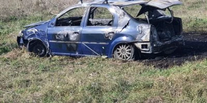 Maşina în care se afla şoferul căruia i s-a făcut rău a ars complet FOTO IPJ Galaţi