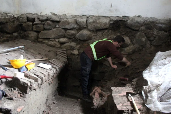 Descoperiri arheologice în Turnul Dogarilor din cetatea medievală Bistrița (© Complexul Muzeal Bistrița-Năsăud)