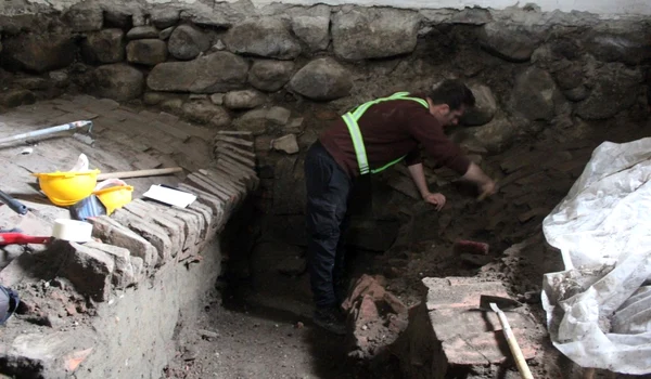 Descoperiri arheologice în Turnul Dogarilor din cetatea medievală Bistrița (© Complexul Muzeal Bistrița-Năsăud)
