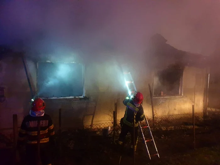 Incendiu la Cuceu FOTO ISU 