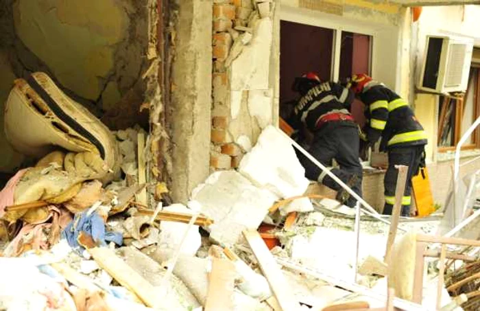 Structura blocului unde a avut loc explozia a fost puternic afectată FOTO ISU Galaţi