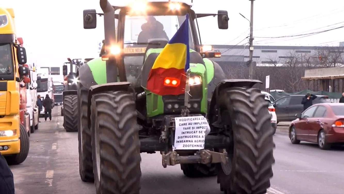 Mai multe tractoare și camioane au participat la protestele transportatorilor față de tarifele RCA