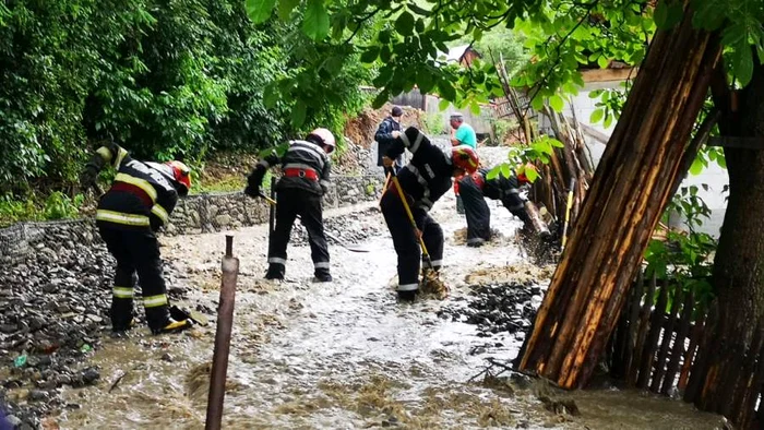 Pompierii lucrează pentru înlăturarea efectelor inundațiilor FOTO ISU Bacău