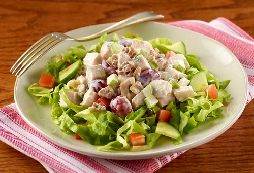 Salata de pui cu mere si nuci jpeg