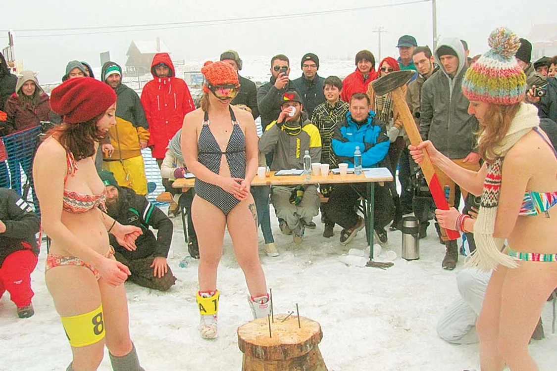 Una dintre probe  a fost coborârea  pe snowboard  sau pe schiuri