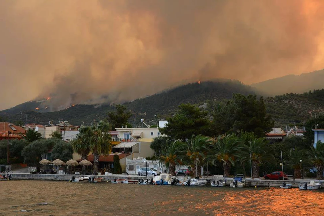 
    Incendiile se extind înt-un ritm alarmant în Thassos şi au transformat insula într-un adevărat iad de focfoto: Facebook  